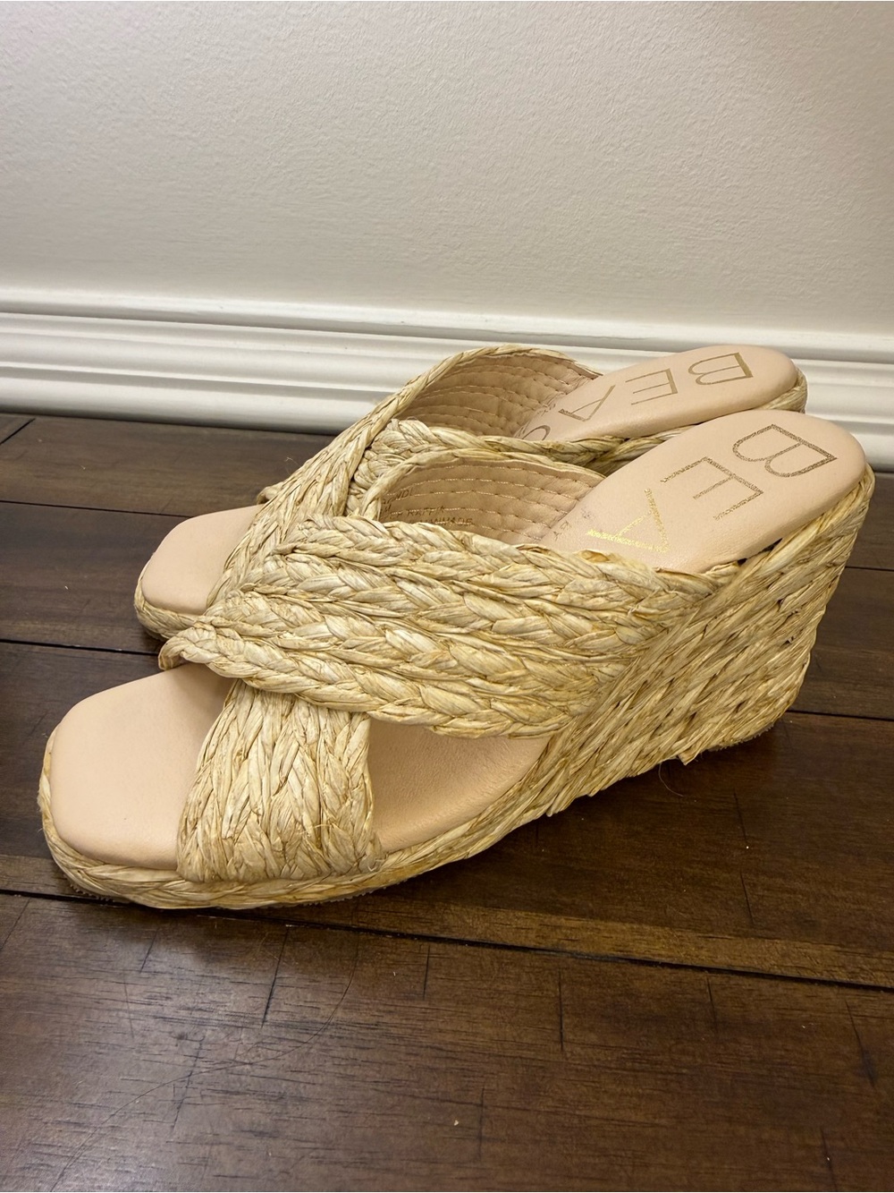 Beach by Matisse Raffia
Crisscross Wedge Sandals size 6 - Picture 4 of 10